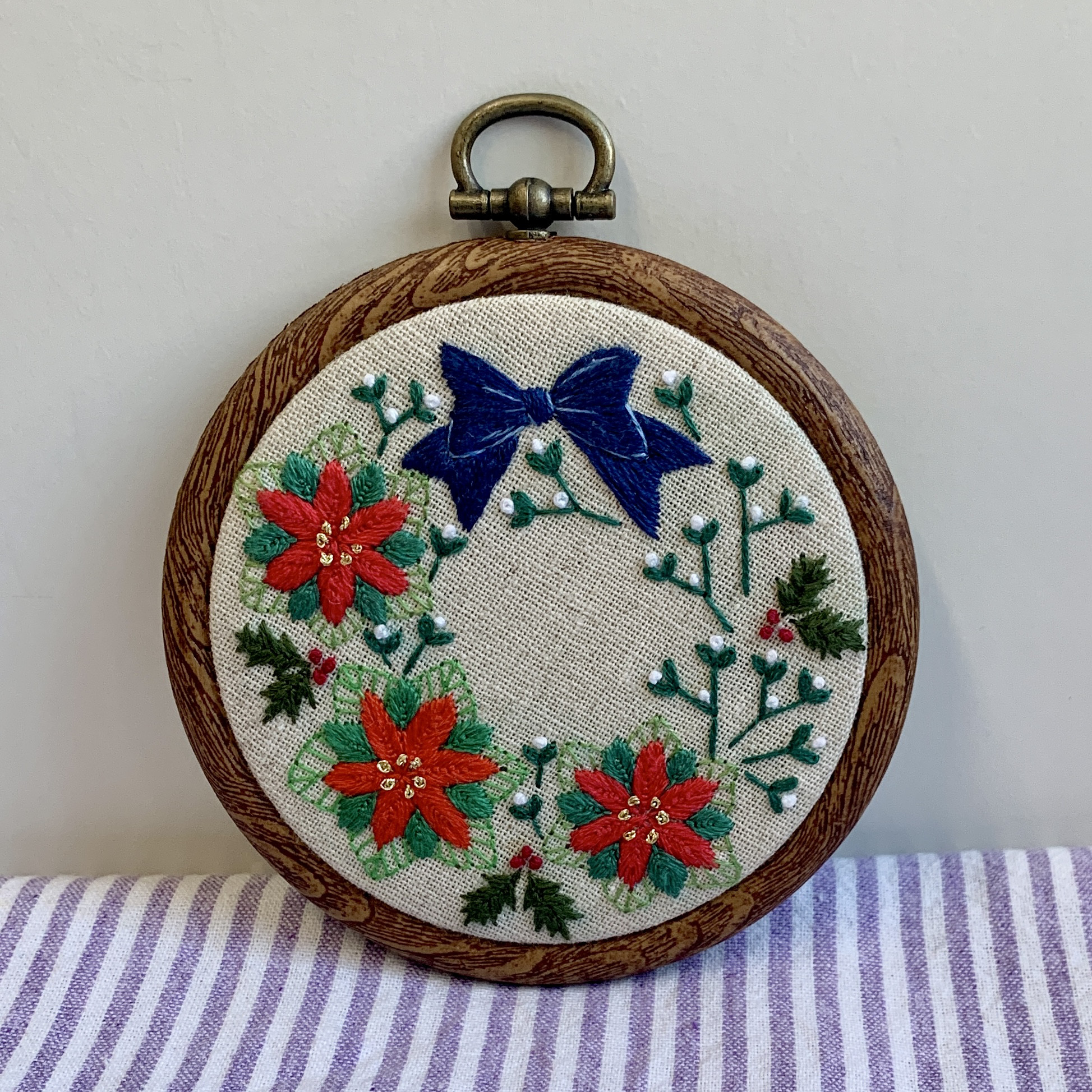 クリスマス刺繍壁飾り　ポインセチアのリース