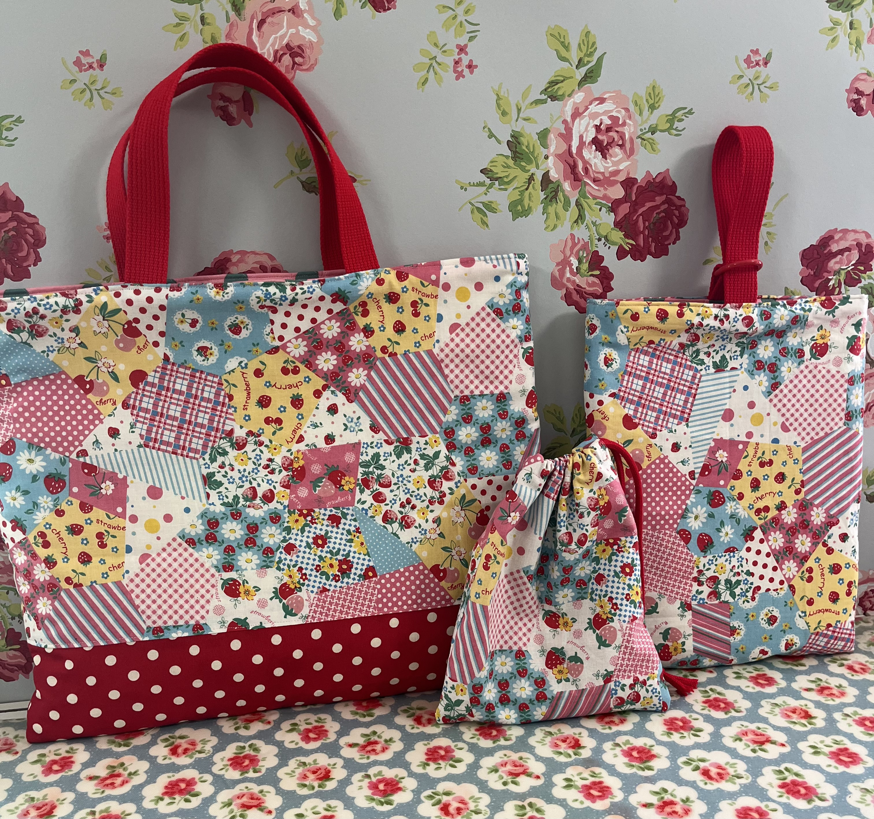 レッスンバッグ 、上履き入れ、給食袋　 花柄パッチワーク柄