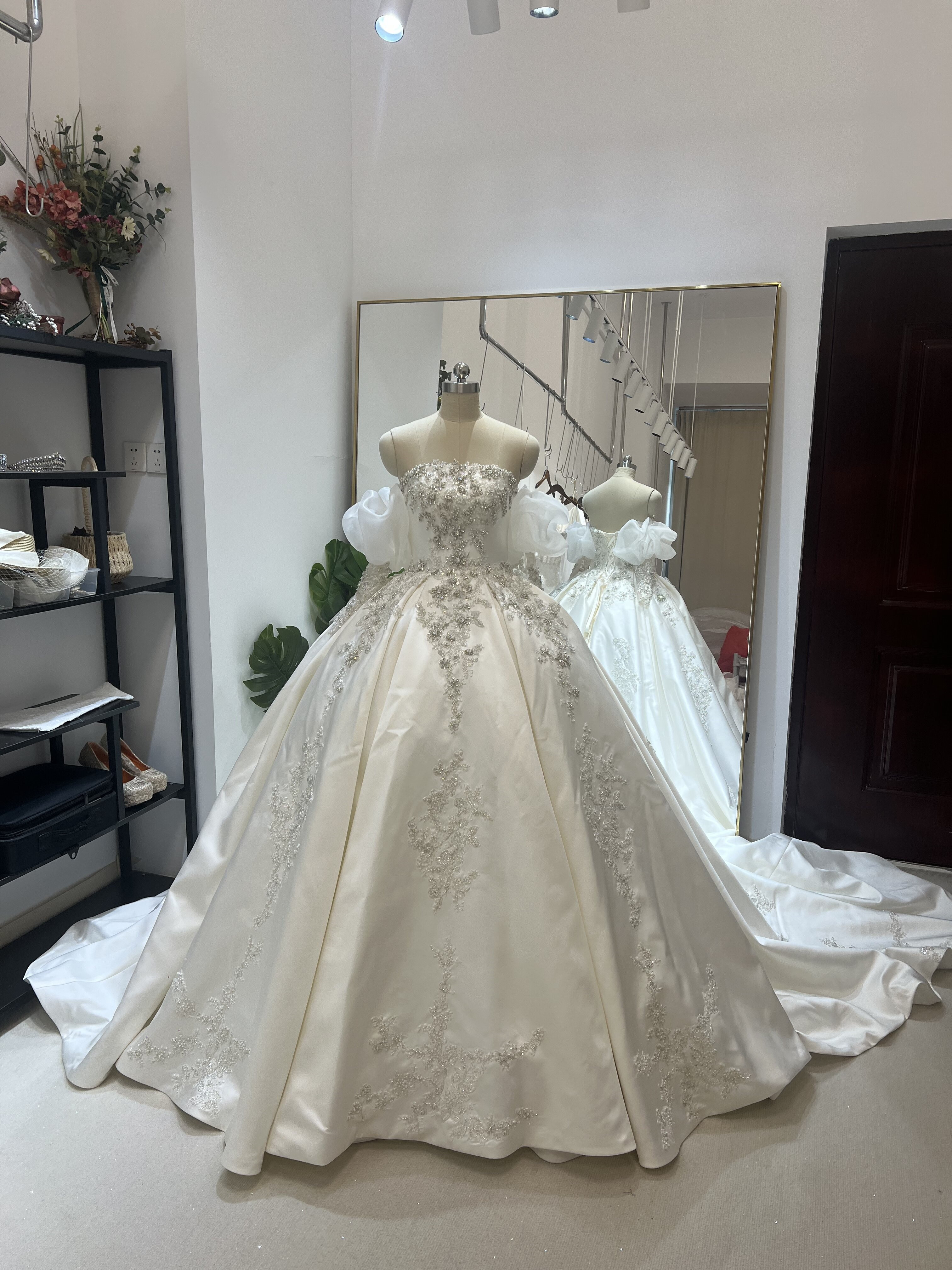 送料無料！華やか! ウエディングドレス 韓国風ドレス 長袖 ビジュードレス ミカドサテン 結婚式 編み上げ