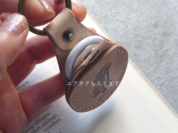 《特集掲載》【名入れ】“うちの子” オーダーメイドキーホルダー☆生成りヌメ革 【お守りポケット付】 12枚目の画像
