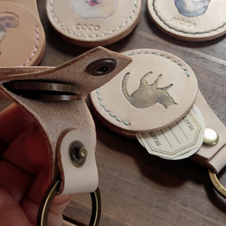 《特集掲載》【名入れ】“うちの子” オーダーメイドキーホルダー☆生成りヌメ革 【お守りポケット付】 11枚目の画像