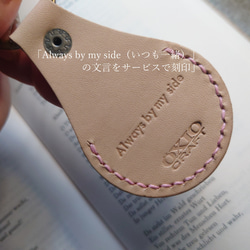 《特集掲載》【名入れ】“うちの子” オーダーメイドキーホルダー☆生成りヌメ革 【お守りポケット付】 8枚目の画像