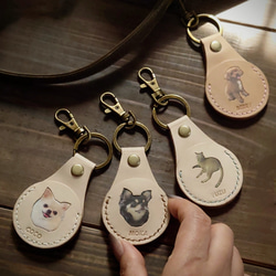 《特集掲載》【名入れ】“うちの子” オーダーメイドキーホルダー☆生成りヌメ革 【お守りポケット付】 2枚目の画像