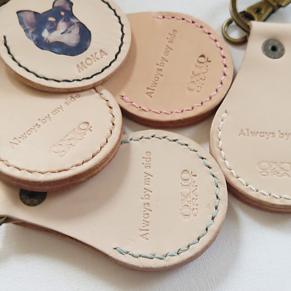 《特集掲載》【名入れ】“うちの子” オーダーメイドキーホルダー☆生成りヌメ革 【お守りポケット付】 9枚目の画像