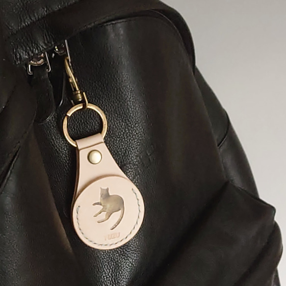 《特集掲載》【名入れ】“うちの子” オーダーメイドキーホルダー☆生成りヌメ革 【お守りポケット付】 14枚目の画像