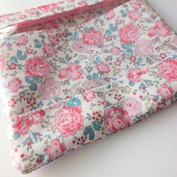 仕切り付きM-3　クリアポーチ 　フェリシテ　リバティ　ラミネート　♡密集した丸みのあるふっくらとした花柄が印象な柄 3枚目の画像