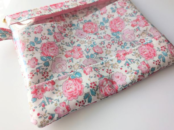 仕切り付きM-3　クリアポーチ 　フェリシテ　リバティ　ラミネート　♡密集した丸みのあるふっくらとした花柄が印象な柄 3枚目の画像