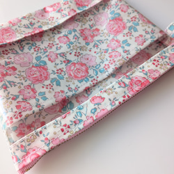 仕切り付きM-3　クリアポーチ 　フェリシテ　リバティ　ラミネート　♡密集した丸みのあるふっくらとした花柄が印象な柄 4枚目の画像