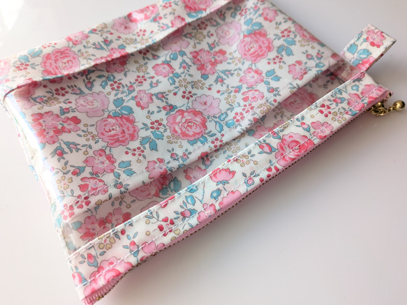 仕切り付きM-3　クリアポーチ 　フェリシテ　リバティ　ラミネート　♡密集した丸みのあるふっくらとした花柄が印象な柄 4枚目の画像