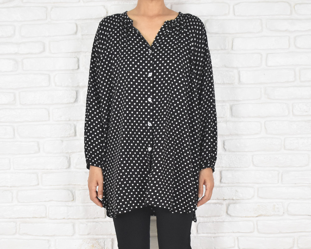 大人の抜け感ドット柄！チュニック丈　Vネック　スキッパーボタンシャツ　水玉　黒