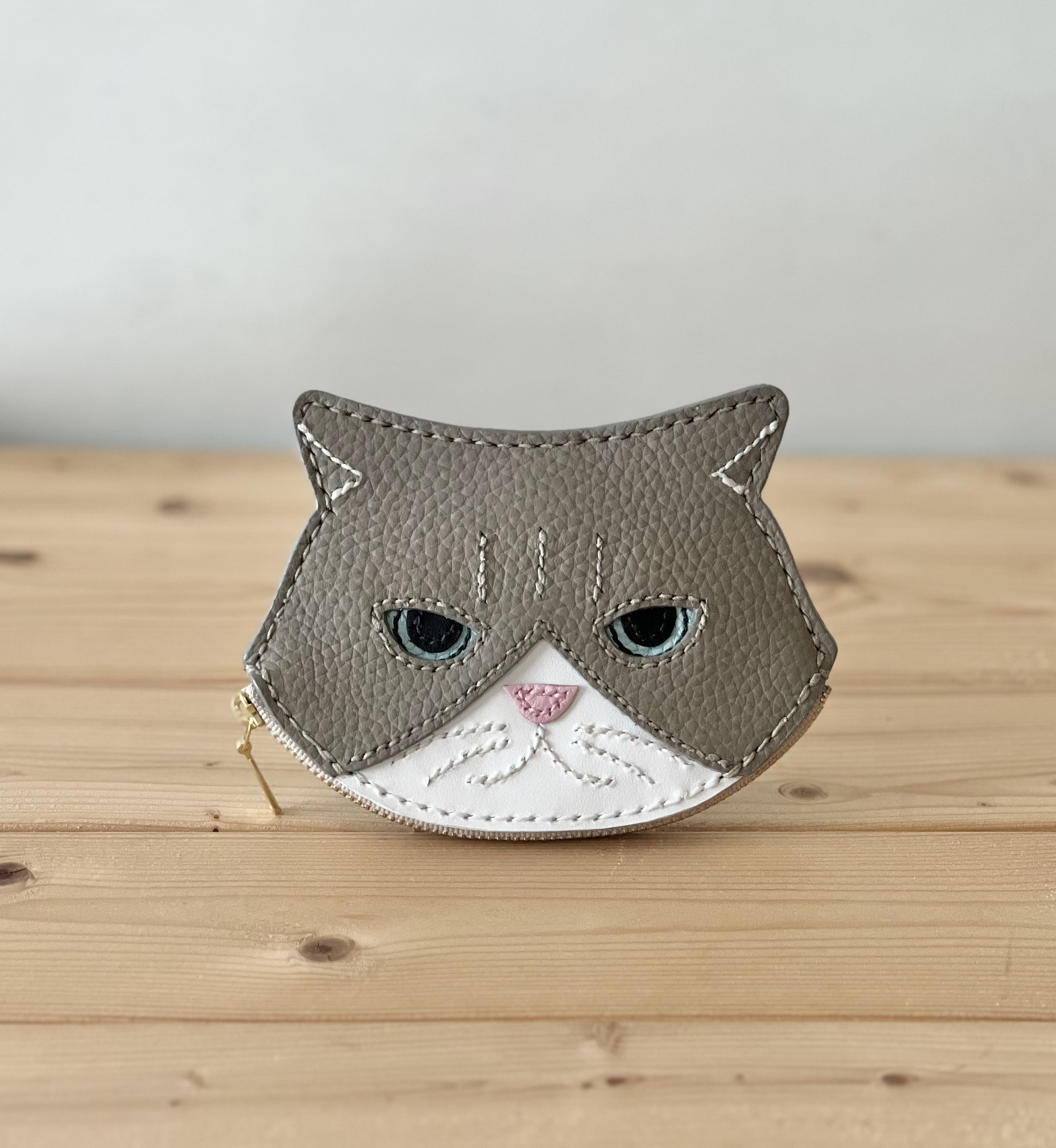 猫好きが作ったイカ耳猫の小銭入れ　長毛グレー白ハチワレ猫(目の色水色) 本牛革　手縫い　送料無料