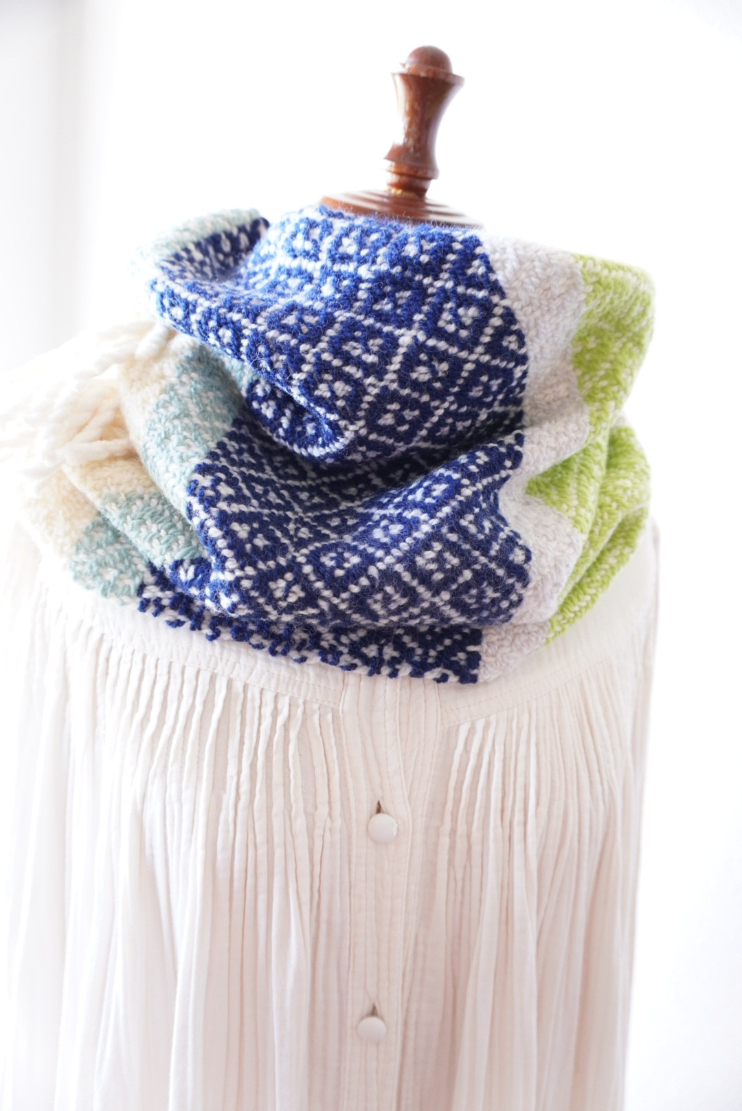 雪の結晶柄のスヌード　黄緑×紺