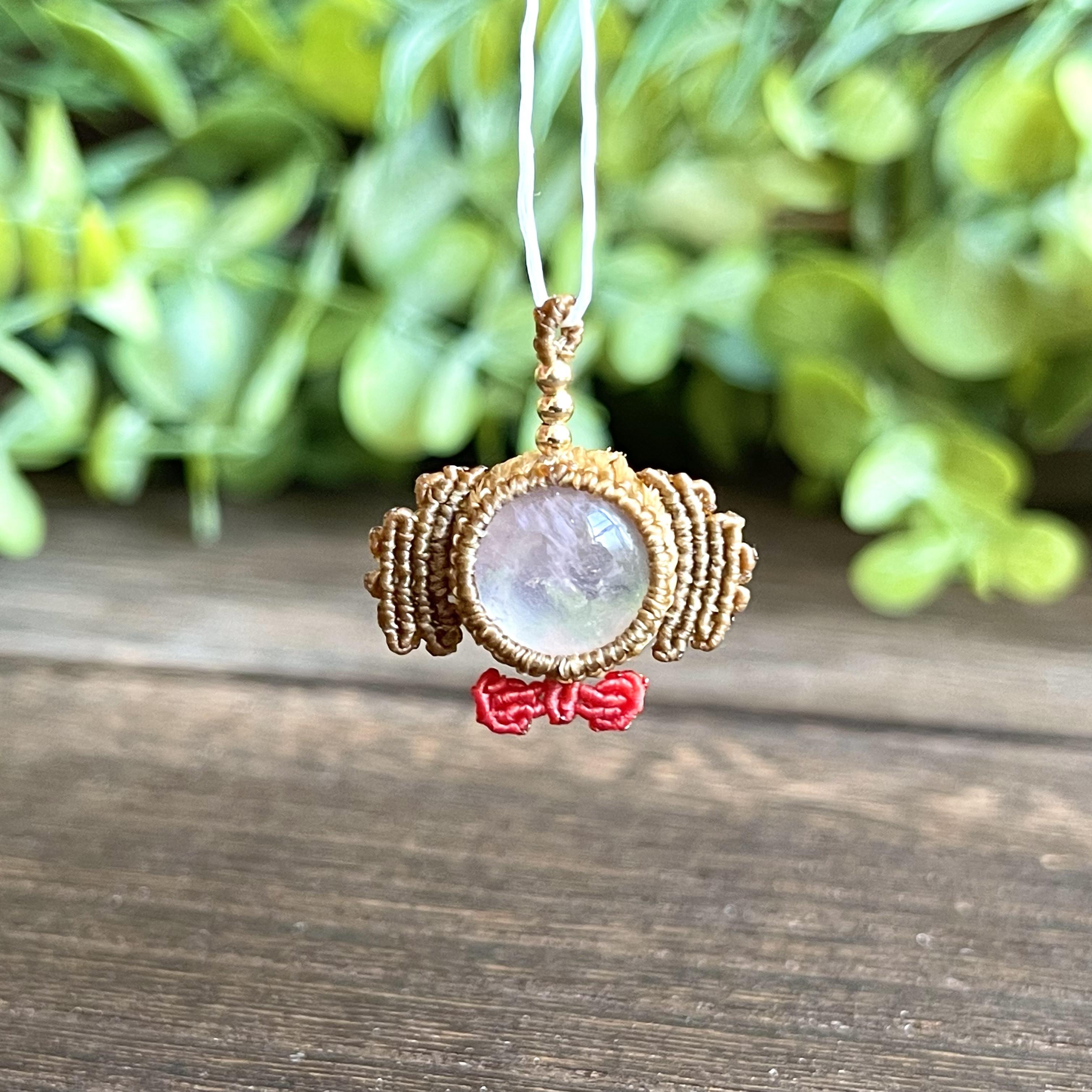 モルガナイト［トイプードル］マクラメアクセサリー〈チャーム､ネックレス､ピアス､イヤリング〉