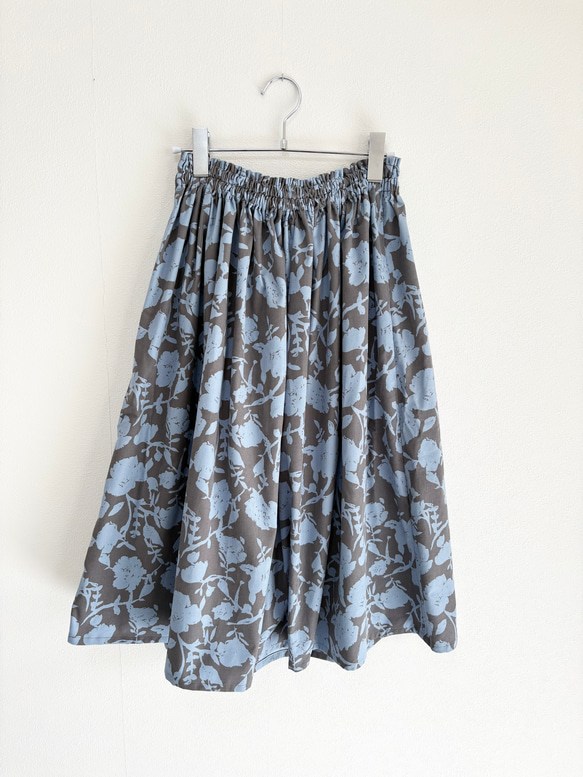 ♦︎秋の新作♦︎シルエットフラワー　コーデュロイのギャザースカート　グレージュ×サックスブルー 3枚目の画像