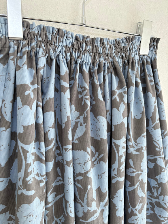 ♦︎秋の新作♦︎シルエットフラワー　コーデュロイのギャザースカート　グレージュ×サックスブルー 4枚目の画像