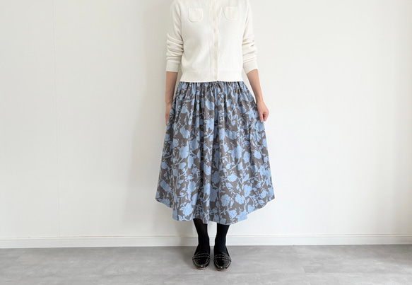 ♦︎秋の新作♦︎シルエットフラワー　コーデュロイのギャザースカート　グレージュ×サックスブルー 2枚目の画像