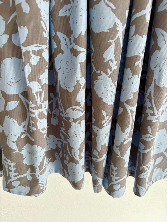 ♦︎秋の新作♦︎シルエットフラワー　コーデュロイのギャザースカート　グレージュ×サックスブルー 7枚目の画像