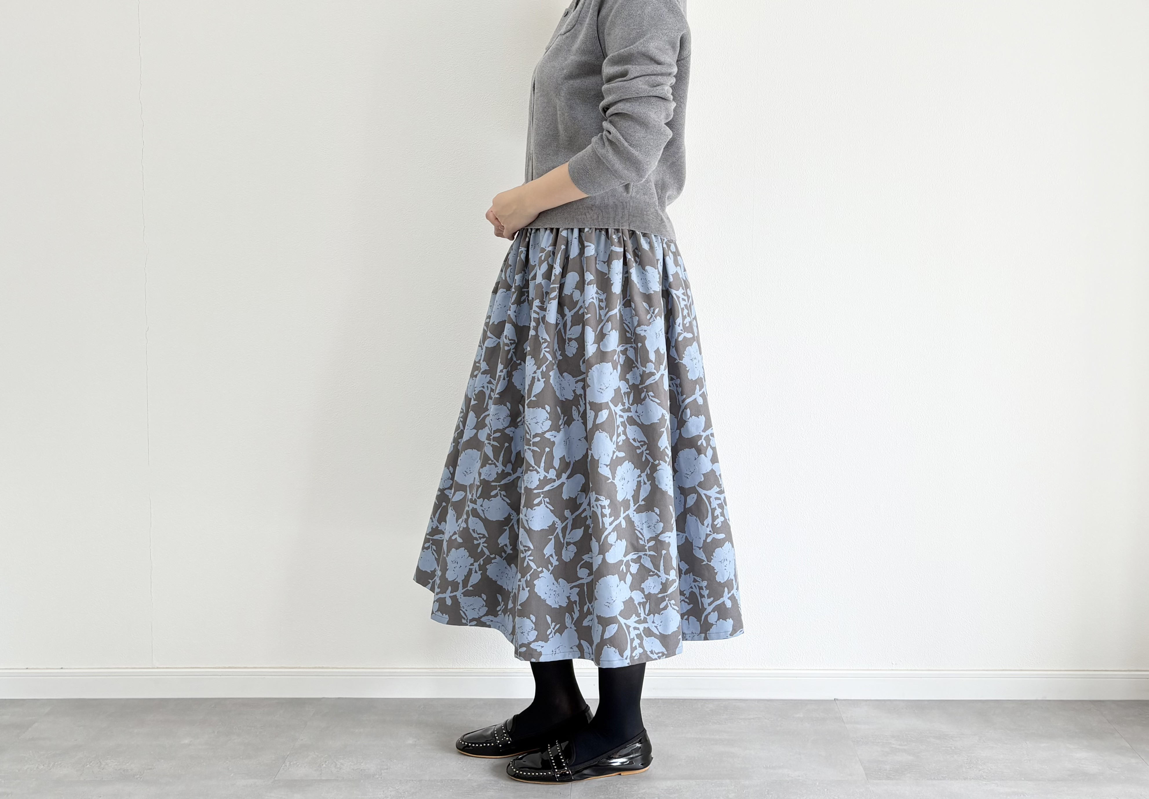 シルエットフラワー　コーデュロイのギャザースカート　グレージュ×サックスブルー