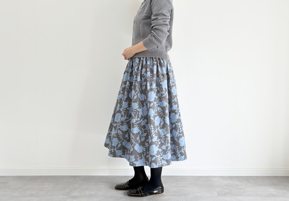 ♦︎秋の新作♦︎シルエットフラワー　コーデュロイのギャザースカート　グレージュ×サックスブルー 1枚目の画像
