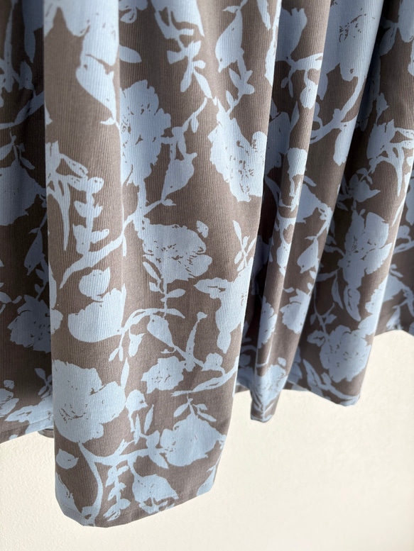 ♦︎秋の新作♦︎シルエットフラワー　コーデュロイのギャザースカート　グレージュ×サックスブルー 6枚目の画像