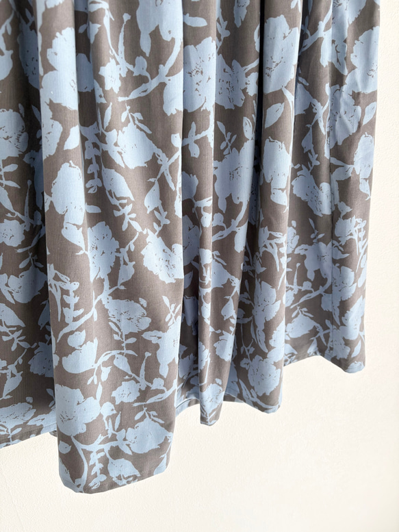 ♦︎秋の新作♦︎シルエットフラワー　コーデュロイのギャザースカート　グレージュ×サックスブルー 5枚目の画像