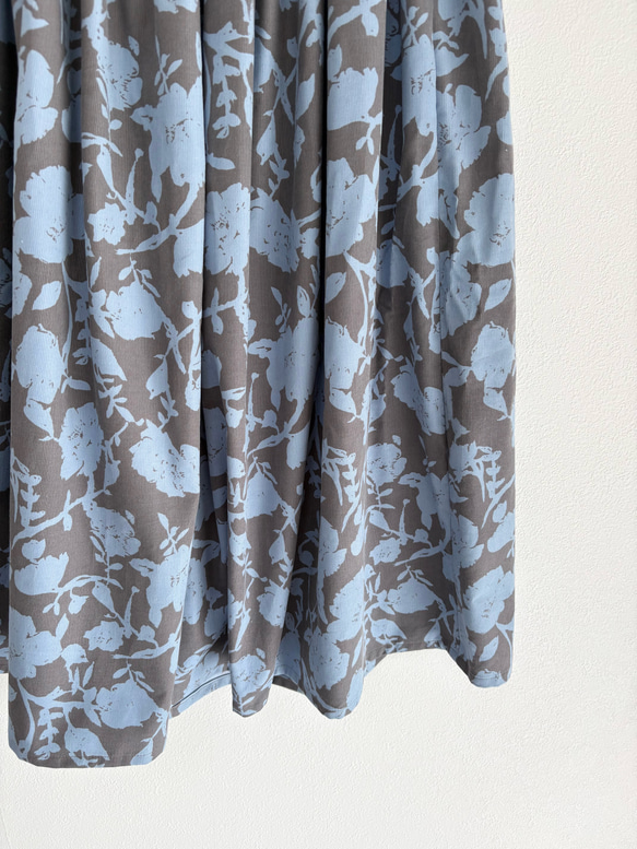 ♦︎秋の新作♦︎シルエットフラワー　コーデュロイのギャザースカート　グレージュ×サックスブルー 9枚目の画像