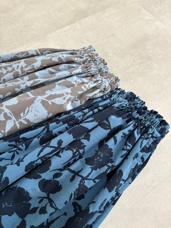 ♦︎秋の新作♦︎シルエットフラワー　コーデュロイのギャザースカート　グレージュ×サックスブルー 8枚目の画像