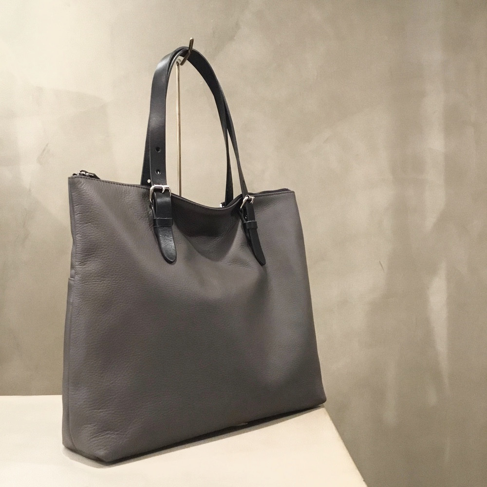 「グレー」柔らか牛革のシンプルトートバッグ