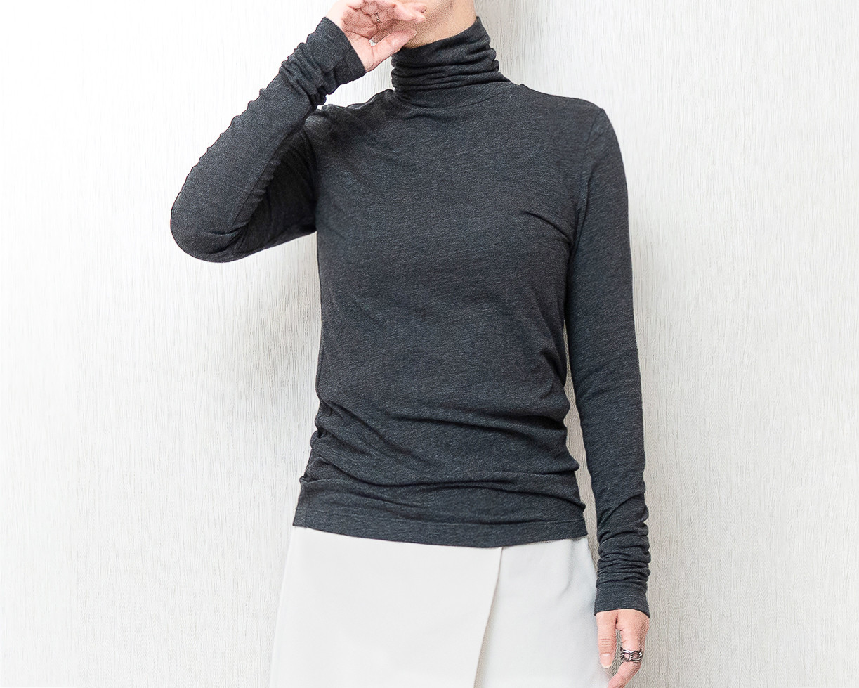 【選べる２色：グレー・オフ白】とけるように肌になじむ、上品タートルネック/ 3シーズン使える万能アイテム / 数量限定