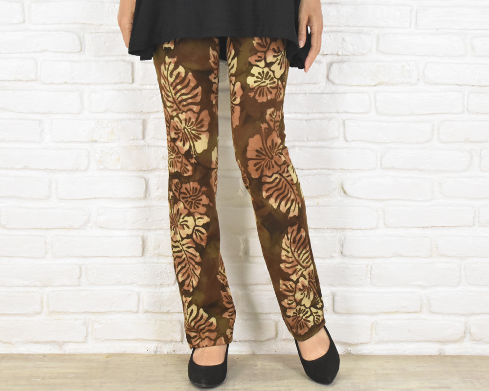 驚きの穿き心地！ハイビスカス柄ろうけつ染めストレートストレッチロングパンツ　ブラウン　大きいサイズあり