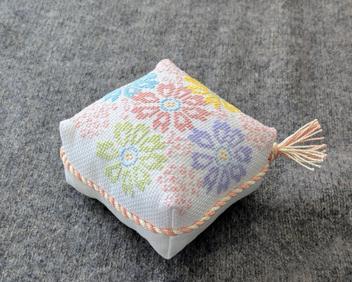 厚みのある四角いピンクッション ＊ちょっぴり和テイスト ＊針刺し
