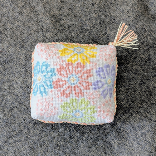 刺繡クッション4点 厚みのある四角いピンクッション ＊ちょっぴり和テイスト ＊針刺し