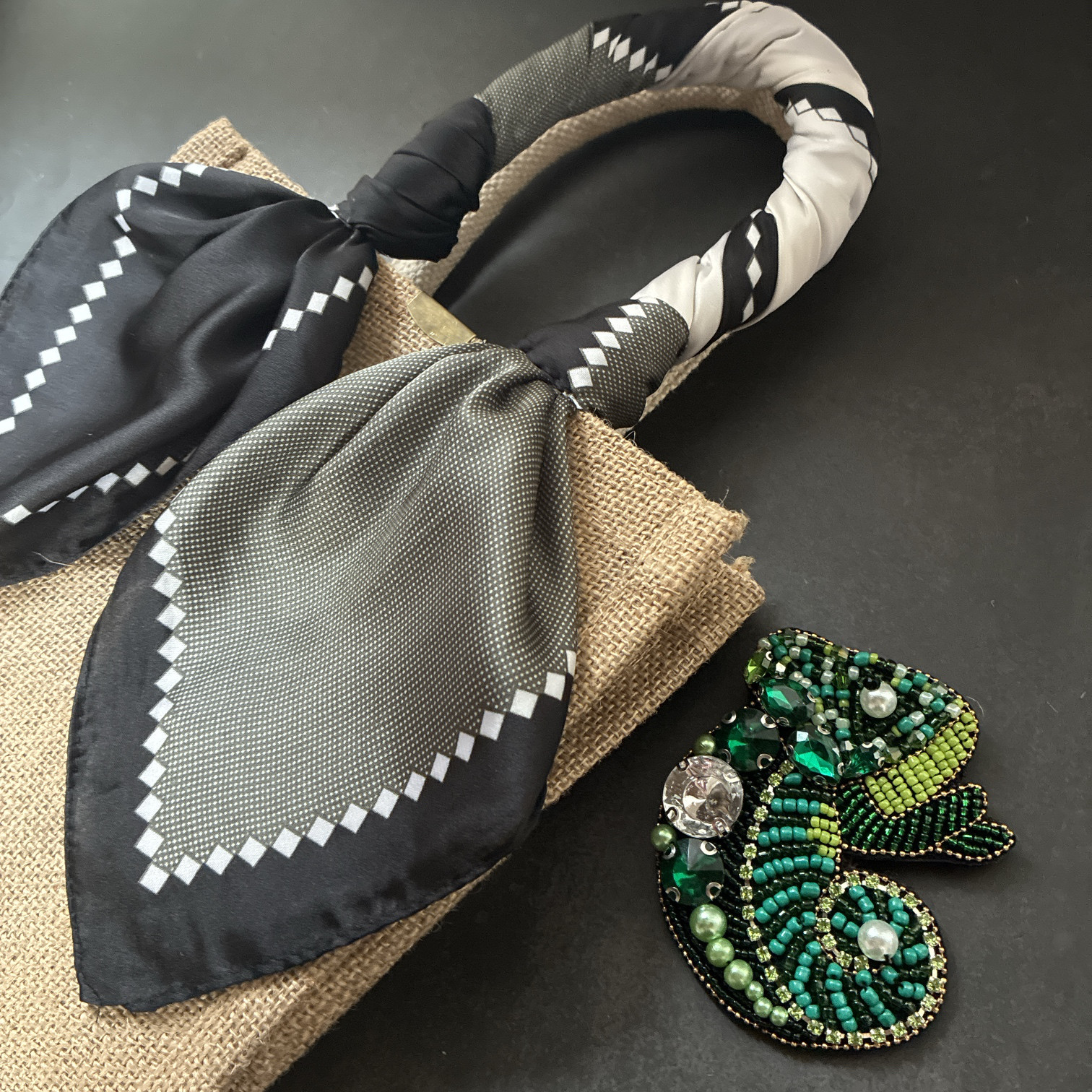 オ1点もの❤️ビーズ刺繍のカメレオンブローチとデッドストックスカーフのジュートバッグ❤️かごバッグカゴ