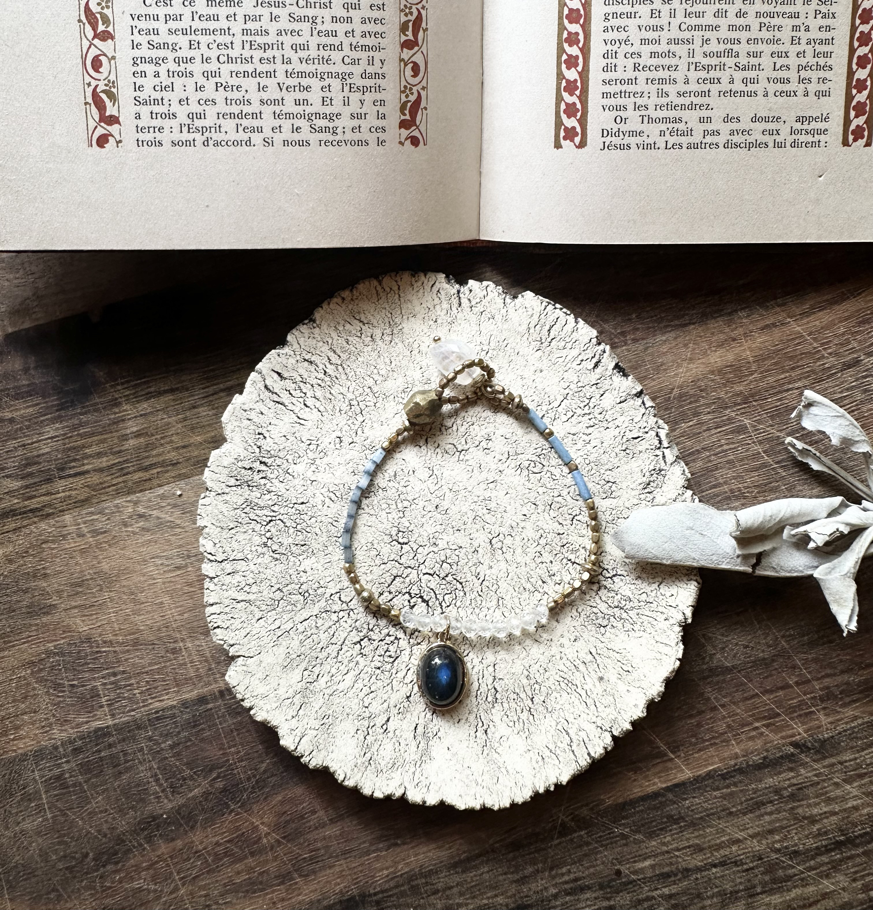 ブルーラブラドライド　藍染ビーズと真鍮ビーズのブレスレット