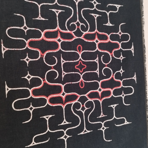 アイヌ刺繍（チヂリ）タペストリー upastum（ウパㇱトゥム・雪の中