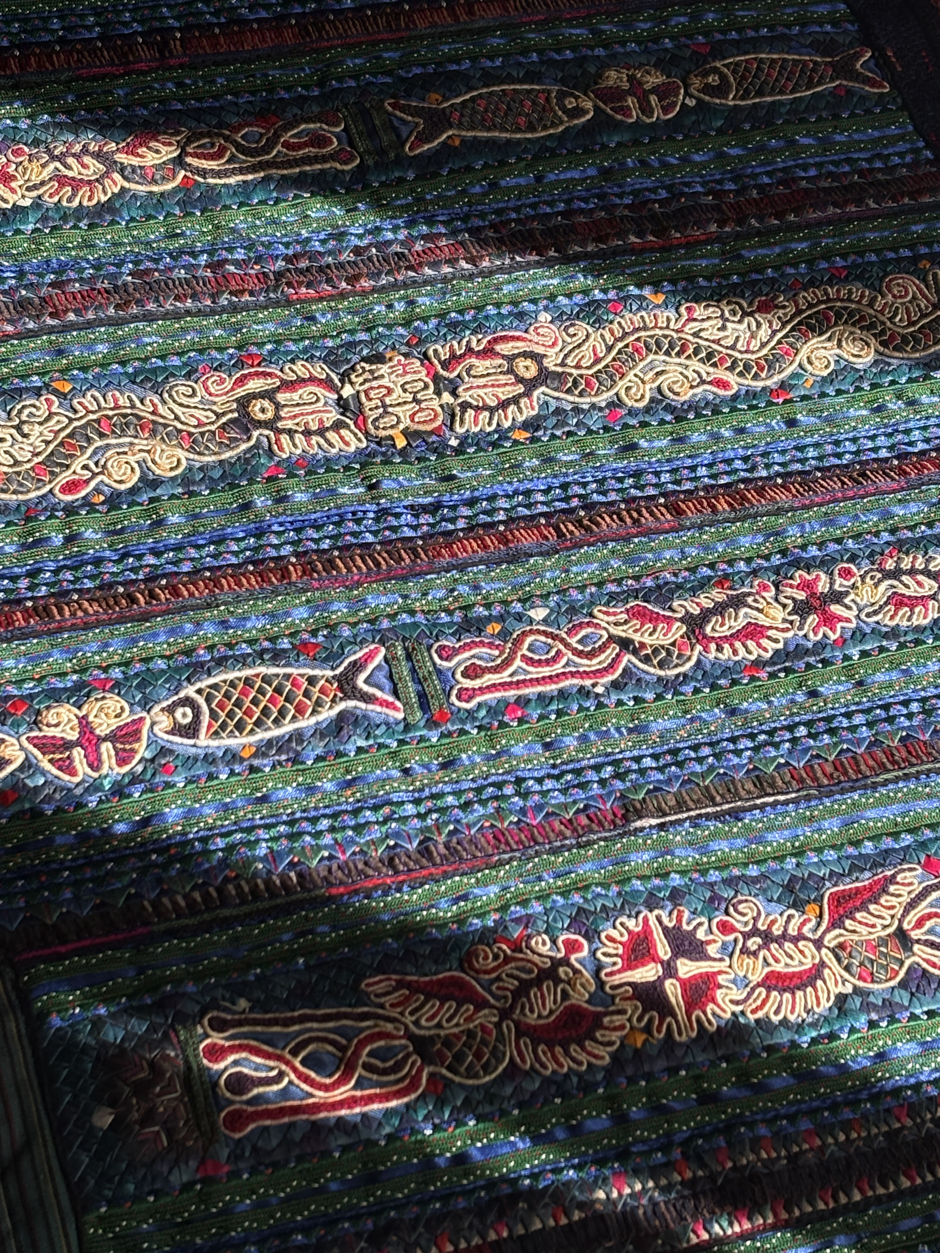 希少 民族工芸 伝統刺繍｜インテリアやコレクションに最適 民族伝統刺繍｜吉祥モチーフ 魚と蝶 ハンドメイド布