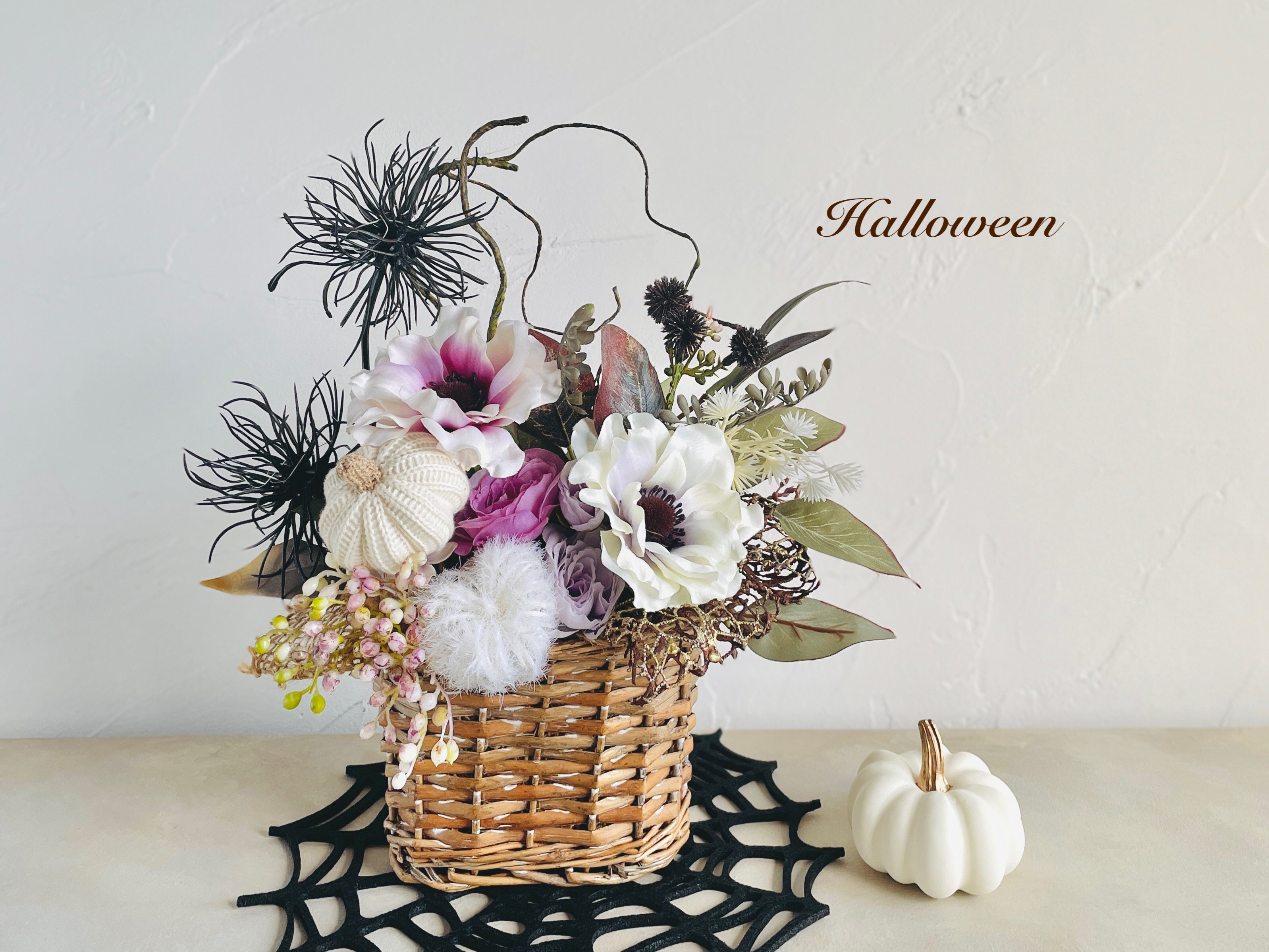 アネモネとローズのかごアレンジ　フラワーアレンジ　高級造花　パープル　ブラック　かぼちゃ　ハロウィン　バスケット　秋