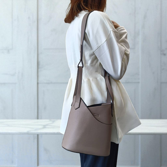 バケツ型 2WAYバッグ トート＆ショルダー／シンプル上品 大人カジュアル きれいめ 丸みフォルム GBG-B196A 2枚目の画像