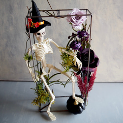 ゴシックハロウィン フレームに閉じ込めた骸骨と黒薔薇のアレンジメント 9枚目の画像