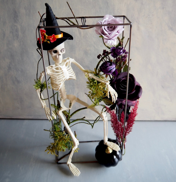 ゴシックハロウィン フレームに閉じ込めた骸骨と黒薔薇のアレンジメント 9枚目の画像