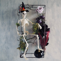 ゴシックハロウィン フレームに閉じ込めた骸骨と黒薔薇のアレンジメント 2枚目の画像