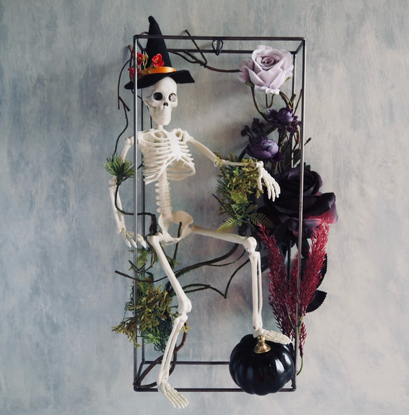 ゴシックハロウィン フレームに閉じ込めた骸骨と黒薔薇のアレンジメント 2枚目の画像