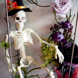 ゴシックハロウィン フレームに閉じ込めた骸骨と黒薔薇のアレンジメント 14枚目の画像