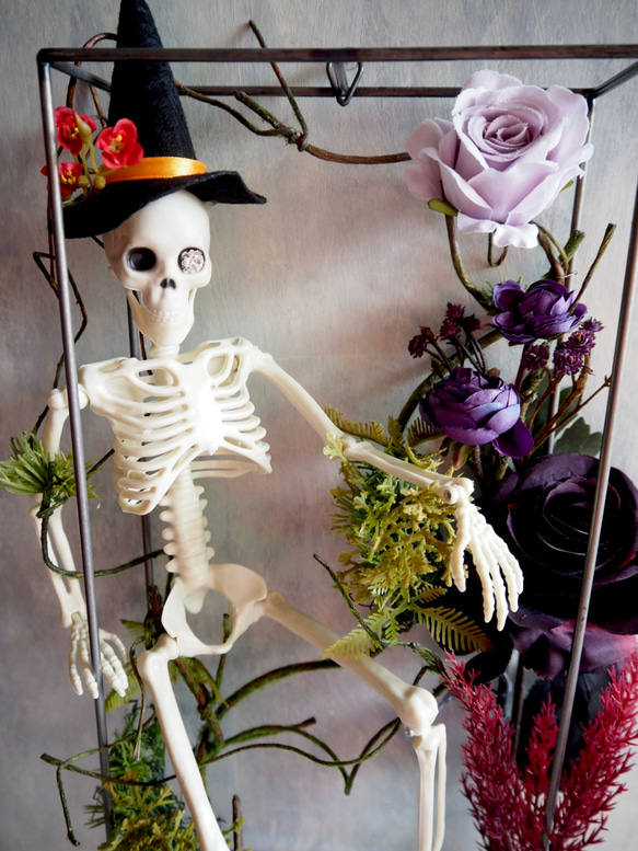 ゴシックハロウィン フレームに閉じ込めた骸骨と黒薔薇のアレンジメント 14枚目の画像