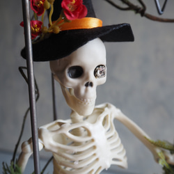 ゴシックハロウィン フレームに閉じ込めた骸骨と黒薔薇のアレンジメント 5枚目の画像