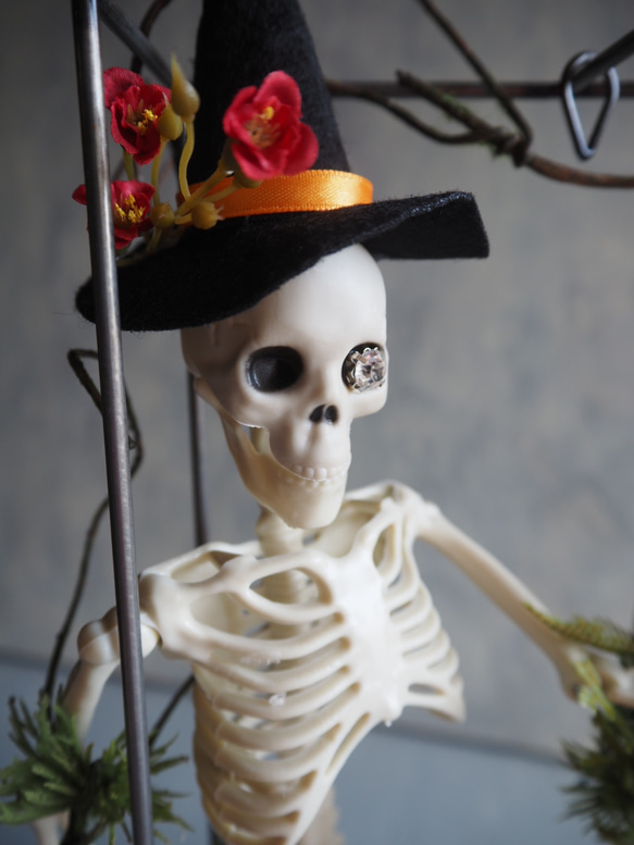 ゴシックハロウィン フレームに閉じ込めた骸骨と黒薔薇のアレンジメント 5枚目の画像