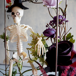 ゴシックハロウィン フレームに閉じ込めた骸骨と黒薔薇のアレンジメント 4枚目の画像
