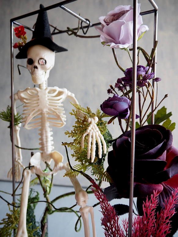 ゴシックハロウィン フレームに閉じ込めた骸骨と黒薔薇のアレンジメント 4枚目の画像
