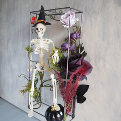 ゴシックハロウィン フレームに閉じ込めた骸骨と黒薔薇のアレンジメント 16枚目の画像