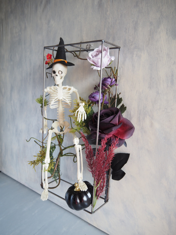 ゴシックハロウィン フレームに閉じ込めた骸骨と黒薔薇のアレンジメント 16枚目の画像
